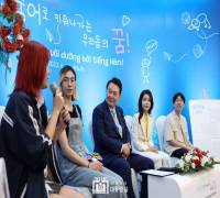 Tổng thống Hàn Quốc Yoon Suk Yeol và phu nhân Kim Keon Heetham dự Buổi trò chuyện giao lưu cùng các học sinh, sinh viên học tiếng Hàn (2023.06.22)